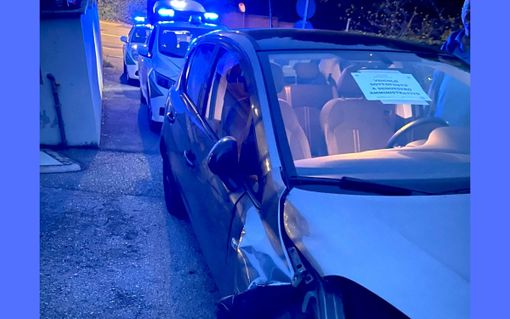 Bra, danneggia cinque auto in quattro diversi incidenti e si dà alla fuga: fermato dalla Polizia Locale