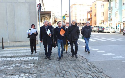 Sindaco e assessori a spasso lungo corso Piave Sindaco e assessori a spasso lungo corso Piave