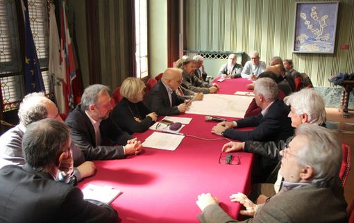 Amministratori riuniti ieri ad Alba per la firma del documento