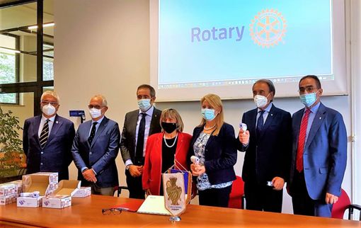 La consegna dei termometri al Provveditorato di Cuneo