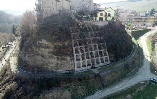 Lo stato dell'arte alla rupe la cui strada pedonale porta verso il centro di Barolo. Presto i lavori del secondo lotto.