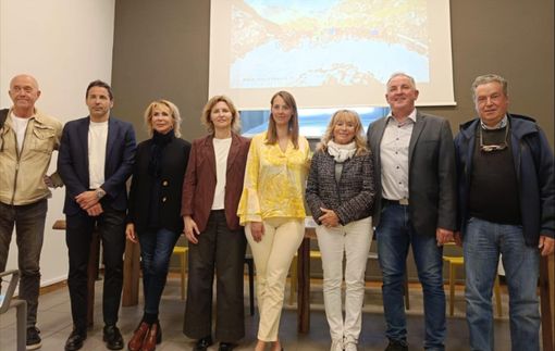 Foto di gruppo al termine della conferenza stampa di presentazione
