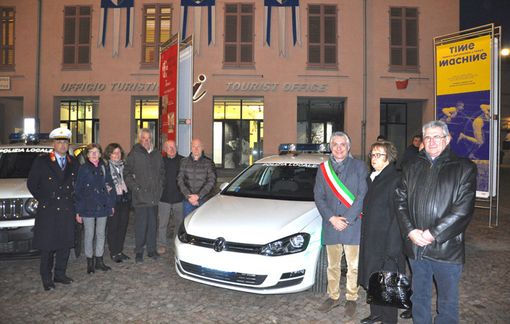 Il comandante della Municipale Antonio Di Ciancia, il sindaco Carlo Bo e l'assessore Marco Marcarino posano coi familiari del compianto agente al fianco del mezzo donato in sua memoria