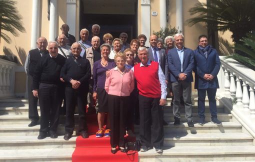 Cherasco, parroci e amministratori in visita ai partecipanti del soggiorno marino di Diano Marino