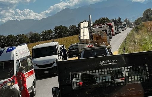 Perde il carico sulla provinciale, motociclista cade e finisce in ospedale