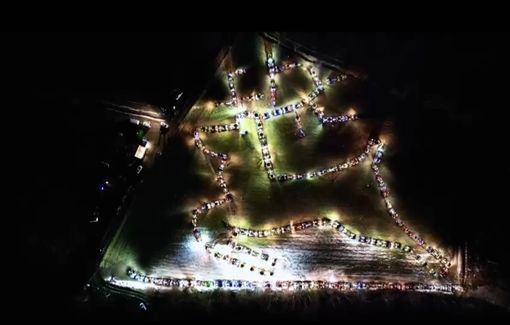 Ripresa da un drone, l'immagine creata dalla singolare composizione di mezzi agricoli Ripresa da un drone, l'immagine creata dalla singolare composizione di mezzi agricoli