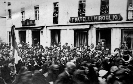 Il negozio di tessuti Miroglio di piazza Risorgimento ad Alba (archivio Buccolo)