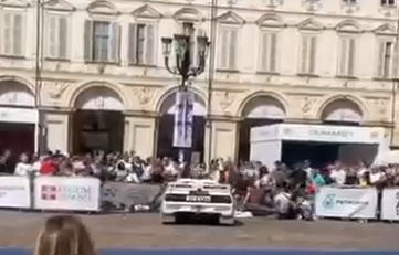 Barbara Riolfo alla guida della sua Lancia 037 in un'immagine tratta da Facebook
