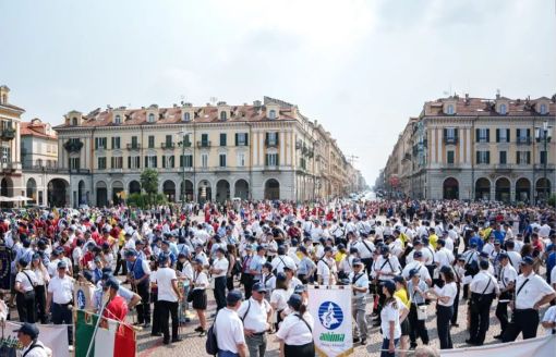 Bande in festa a Cuneo: centinaia di musicisti e majorettes per i 70 anni di ANBIMA