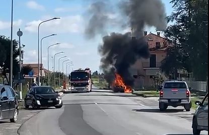 Un'auto va in fiamme a Margarita, l'intervento dei Vigili del Fuoco [VIDEO]
