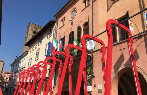 Alba, il marchio Campari Soda sbarca in città con installazioni e aperitivi in tredici locali