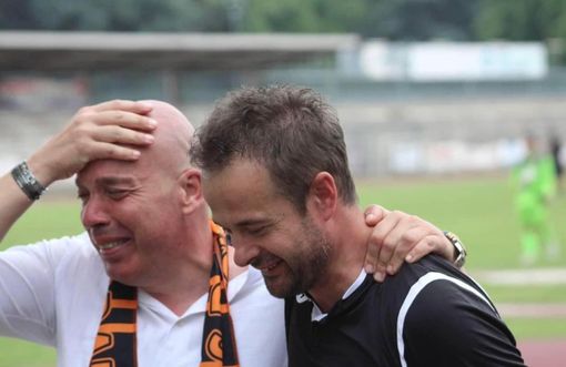 A sinistra Massimo Ravera, sindaco e presidente onorario S.Albano calcio, in lacrime con mister Fabio Parola