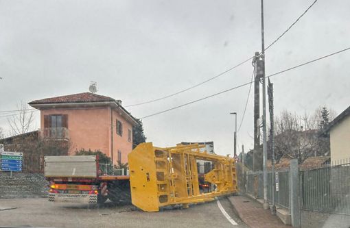 Barolo, tir perde un carico metallico alla rotonda: viabilità rallentata per un’ora