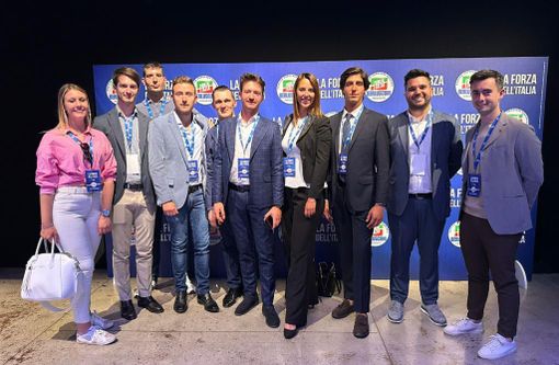 Gli azzurri piemontesi “invadono” la convention di Forza Italia a Milano