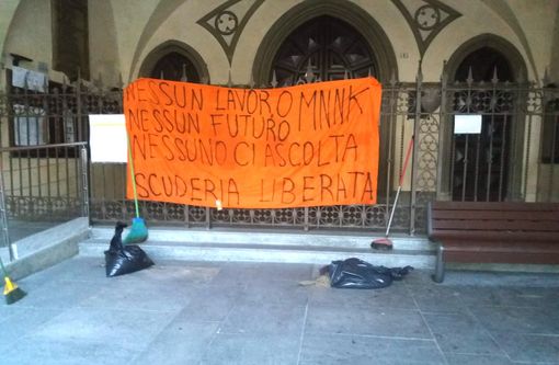 Lo striscione di protesta affisso ieri in municipio dai giovani del collettivo