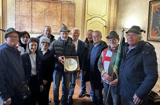 Il gruppo di Roccasalli con il sindaco Bogetti e gli assessori cheraschesi Il gruppo di Roccasalli con il sindaco Bogetti e gli assessori cheraschesi