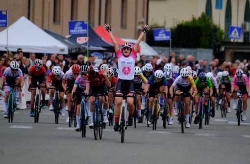 CICLISMO FEMMINILE - Nicole Bracco scaccia la sfortuna e vince in rosa anche a Pisa