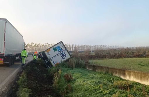 L'autoarticolato finito fuori strada all'altezza della cinta di Pollenzo