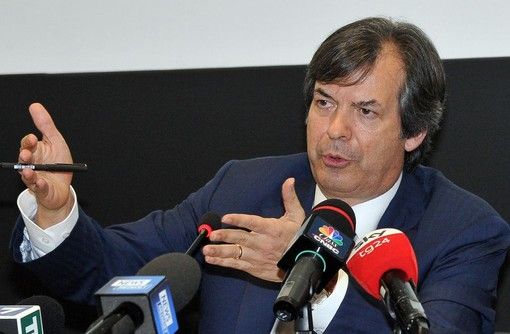 Offerta di scambio su Ubi Banca, alla fine Intesa Sanpaolo rilancia: sul piatto altri 652 milioni Offerta di scambio su Ubi Banca, alla fine Intesa Sanpaolo rilancia: sul piatto altri 652 milioni