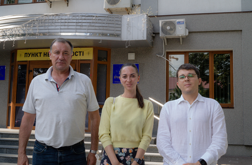 Edoardo Bosio a Buča, con Oleg Tsymbal, capo del dipartimento dell’istruzione del comunee Victoriia Danilova - Ph Anna Malyar