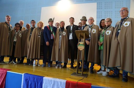 La Confraternita della Nocciola Tonda Gentile di Langa sarà ospite della trasmissione "E' sempre mezzogiorno" condotta da Antonella Clerici La Confraternita della Nocciola Tonda Gentile di Langa sarà ospite della trasmissione "E' sempre mezzogiorno" condotta da Antonella Clerici