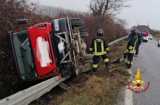 Ancora un camion rovesciato ai piedi del nuovo ospedale