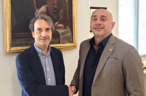 Domenico Vitale, nuovo direttore della struttura complessa Anestesia Cardiotoracovascolare e terapie intensive, insieme al direttore generale Livio Tranchida
