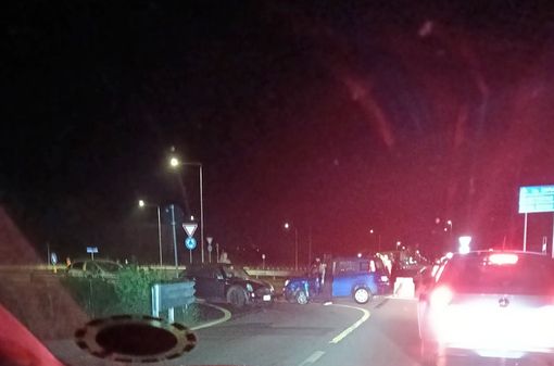 Nella foto i mezzi coinvolti nell’incidente di Alba (Ph. Sabrina Passone, gruppo Facebook "Sei di Alba se…") Nella foto i mezzi coinvolti nell’incidente di Alba (Ph. Sabrina Passone, gruppo Facebook "Sei di Alba se…")