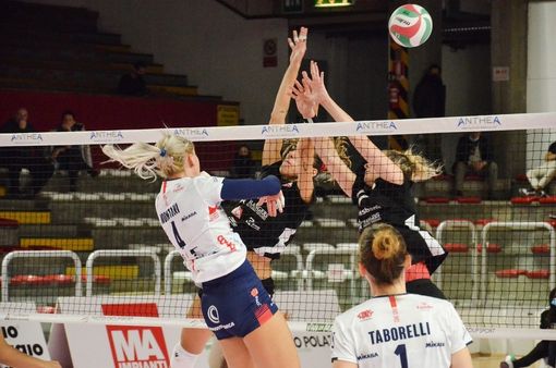 Una immagine del match giocato all'andata tra Vicenza e Mondovì (foto vicenzafotografia.it)