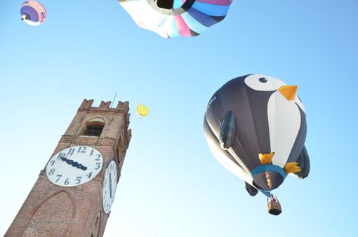 Sabato 28 giugno, dalle 17 alle 20,  “open day” nel Porto Aerostatico di Mondovì con una mostra dedicata all'Aeroclub e alle mongolfiere