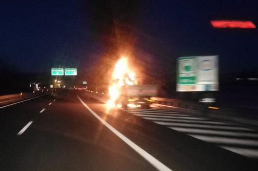 La motrice in fiamme sulla A6