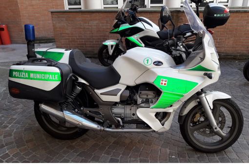Alba, il Comune mette in vendita due Guzzi della Polizia Municipale Alba, il Comune mette in vendita due Guzzi della Polizia Municipale