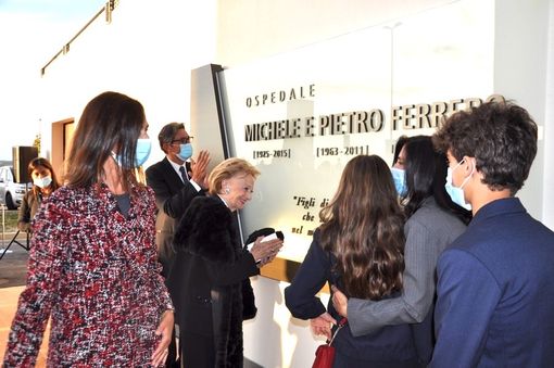 Lo scoprimento della targa di intitolazione dell'ospedale di Verduno a Michele e Pietro Ferrero Lo scoprimento della targa di intitolazione dell'ospedale di Verduno a Michele e Pietro Ferrero