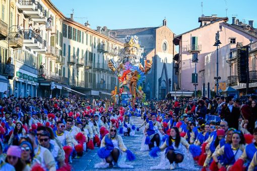 Saluzzo si veste a festa e si tinge d'allegria: via alla 98ª edizione del Carnevale Saluzzo si veste a festa e si tinge d'allegria: via alla 98ª edizione del Carnevale