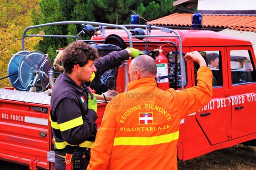 Operatori Aib e Vigili del fuoco in azione