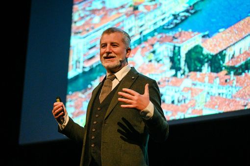 Giovanni Carlo Federico Villa arriva al Teatro Sociale di Alba con una grande conferenza su Lorenzo Lotto con Fondazione Crc Giovanni Carlo Federico Villa arriva al Teatro Sociale di Alba con una grande conferenza su Lorenzo Lotto con Fondazione Crc