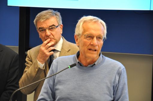 Il dottor Giusto Viglino, premiato dalla Fondazione Ospedale per gli oltre 40 anni di servizio nella sanità albese. Alla sue spalle il collega Giuseppe Fasolis, primario di Urologia, anche lui in pensione