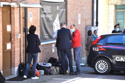Periti balistici sul luogo della rapina, in via Garibaldi a Gallo Grinzane