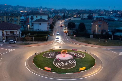 Per San Valentino il cuore di Gruppo Piumatti Bra Servizi illumina la rotonda di via Piumatti a Bra