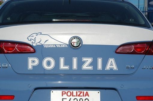 Finisce con l'auto contro un lampione, la Polizia lo trova ubriaco: denunciato un 28enne