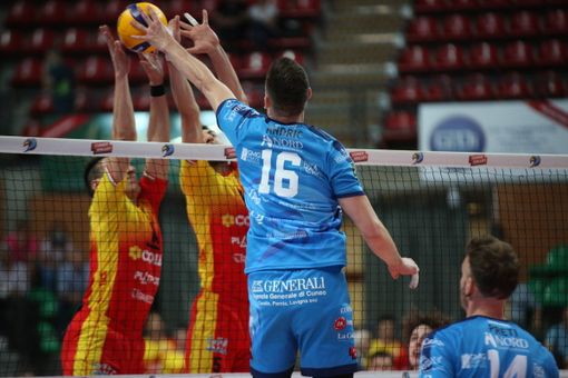 Una palla contesa a filo rete tra Leo Andric ed il muro reggiano (Foto: Valerio Giraudo)