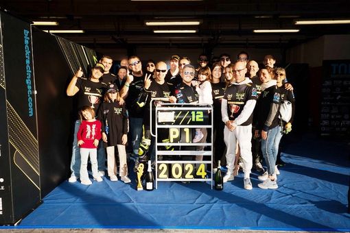 Fabio Pozzato festeggia il titolo con la squadra Fabio Pozzato festeggia il titolo con la squadra