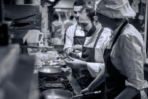 Lo chef Ingallinera in azione ai fornelli del Nazionale (foto tratta da http://www.ilnazionale.com)