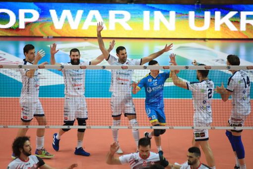 La gioia dei giocatori di Cuneo dopo un punto nella vittoriosa partita con Santa Croce (Foto: Margherita Leone)