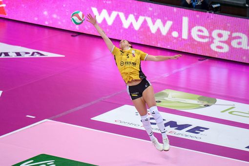 Una strepitosa difesa del libero di Cuneo Ilaria Spirito  nella partita vinta con Novara