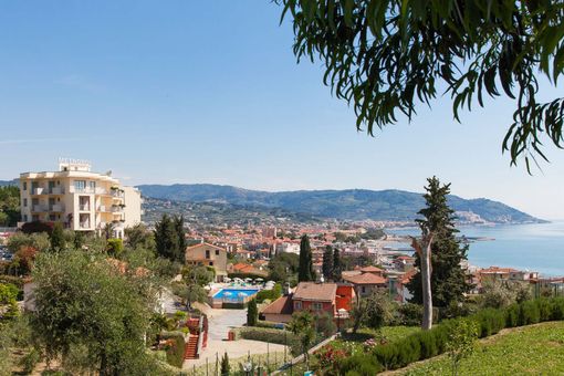 Vuoi trascorrere una vacanza estiva perfetta tra mare, spiaggia, natura e relax? Gli Hotel Metropol ed Eden Park a Diano Marina sono la scelta ideale per te!