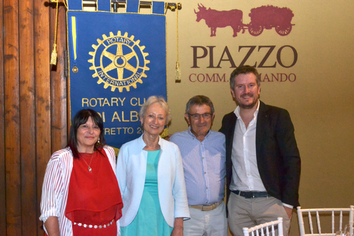 Nella foto da sinistra Marina Piazzo, Piera Arata (presidente Incoming del Rotary Club Alba), Franco Allario e Luigi Minasso (foto Lucia Ernè) Nella foto da sinistra Marina Piazzo, Piera Arata (presidente Incoming del Rotary Club Alba), Franco Allario e Luigi Minasso (foto Lucia Ernè)