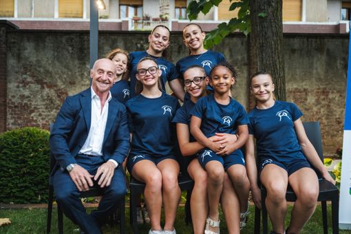 Il campione olimpico Jury Chechi con un gruppo di atlete della Cuneo Ginnastica