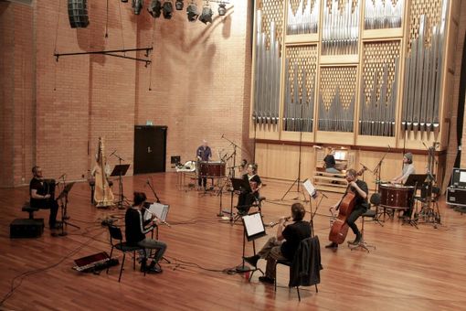 Andrea Silvia Giordano (al centro) insieme ai musicisti di “Àlea” - foto da Facebook