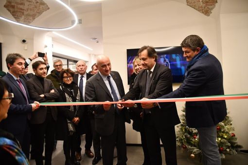 Il taglio del nastro della nuova filiale aperta a Savona di Banca Alpi Marittime Il taglio del nastro della nuova filiale aperta a Savona di Banca Alpi Marittime